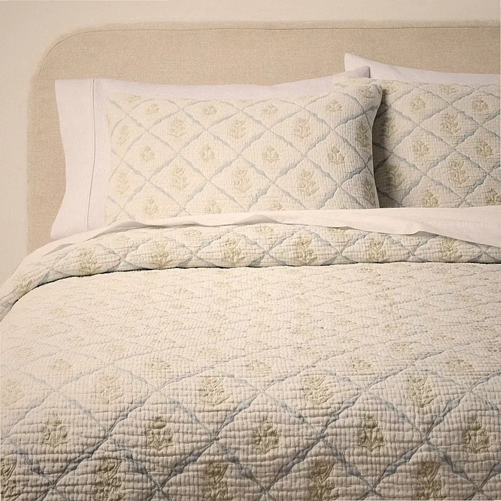 Coverlet bedding sets