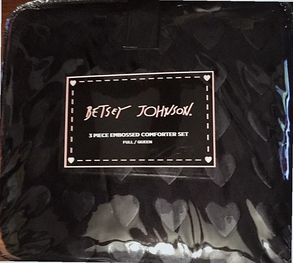 BETSEY JOHNSON 3PC EMBOSSED HEARTS ❤️ DESIGN FULL/QUEEN COMFORTER SET Black NWT